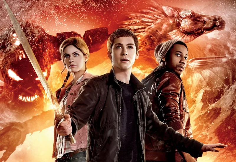 Em "Percy Jackson e o Mar de Monstros", Percy e seus amigos estão na busca pelo Velocino de Ouro, o único artefato mágico capaz de proteger o Acampamento Meio-Sangue da destruição. É com essa missão que ele e outros campistas partem para uma eletrizante viagem pelo Mar de Monstros, onde deparam com seres fantásticos, perigos e situações inusitadas, que põem à prova seu heroísmo e sua herança. Está em jogo a existência de seu refúgio predileto e, até então, o lugar mais seguro do mundo para eles. Com Logan Lerman, Brandon T. Jackson, Alexandra Daddario, Douglas Smith, Leven Rambin, Jake Abel, Katelyn Mager, Grey Damon e Paloma Kwiatkowski.