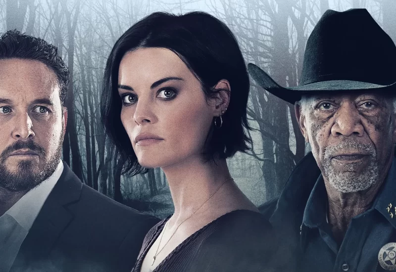 Em um suspense sombrio e imprevisível, "Quando a Morte Chega" acompanha Jason, um corretor da bolsa em crise que vê sua vida financeira e pessoal desmoronar após uma sequência de decisões ruins. Quando surge a oportunidade de se envolver em um esquema de seguro aparentemente inofensivo, ele aceita — acreditando ter encontrado uma saída para seus problemas. Mas o que começa como um plano simples logo se transforma em uma teia de enganos, traições e mortes inexplicáveis. À medida que o dinheiro e a ganância tomam conta do grupo envolvido, Jason se vê cada vez mais preso em uma rede de desconfiança, onde ninguém é quem parece ser. Com uma atmosfera tensa, fotografia fria e narrativa de ritmo crescente, o filme mistura mistério, drama psicológico e crime, explorando como a ambição pode corromper até as intenções mais desesperadas. No centro de tudo, está a pergunta que move a história: “Até onde alguém iria para mudar o próprio destino — e o que acontece quando a morte chega antes da recompensa?”. Com Cole Hauser, Jaimie Alexander, Morgan Freeman, Darren Mann, Andrew Stevens, Kenneth Farmer, Ben VanderMey, Tony DeMil e Liann Pattison.