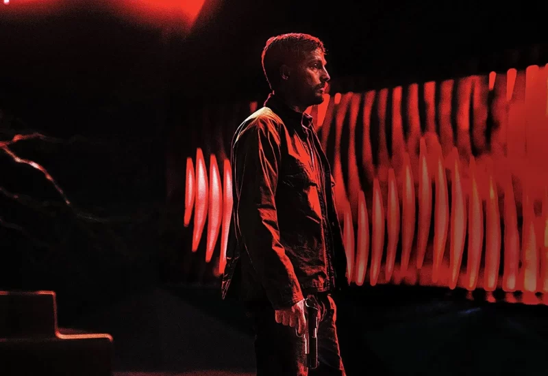 Em "Upgrade: Atualização", um assalto brutal deixa Gray Trace paralisado no hospital e sua amada esposa morta. Um inventor bilionário logo oferece a Trace uma cura – um implante de inteligência artificial chamado STEM que irá melhorar seu corpo. Agora capaz de andar, Gray descobre que também possui força e agilidade sobre-humanas – habilidades que ele usa para se vingar dos bandidos que destruíram sua vida. Com Logan Marshall-Green, Betty Gabriel, Harrison Gilbertson, Melanie Vallejo, Benedict Hardie, Linda Cropper, Steve Danielsen e Richard Cawthorne.