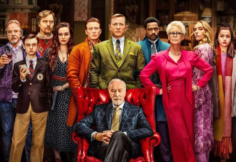 Em "Entre Facas e Segredos", após comemorar 85 anos de idade, o famoso escritor de histórias policiais Harlan Thrombey é encontrado morto dentro de sua propriedade. Logo, o detetive Benoit Blanc é contratado para investigar o caso e descobre que, entre os funcionários misteriosos e a família conflituosa de Harlan, todos podem ser considerados suspeitos do crime. Com Daniel Craig, Chris Evans, Ana de Armas, Jamie Lee Curtis, Michael Shannon, Don Johnson, Toni Collette, LaKeith Stanfield e Christopher Plummer.