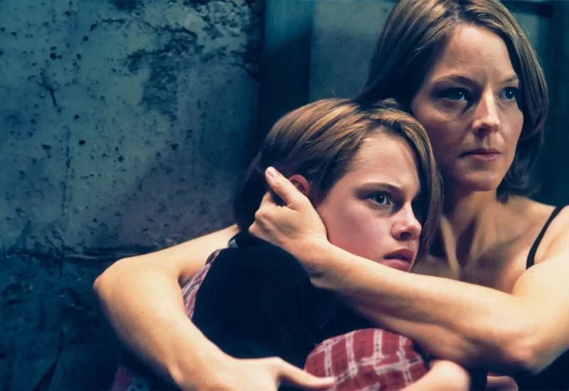 Em "O Quarto do Pânico", a recém-separada Meg Altman e a filha Sarah são surpreendidas com a invasão de sua casa por três bandidos. Elas se escondem em um quarto secreto para situações de emergências, mas passam a enfrentar pequenos problemas dentro e fora de seu refúgio, pois o que os homens procuram está justamente no quarto onde elas estão. Com Jodie Foster, Kristen Stewart, Forest Whitaker, Dwight Yoakam, Jared Leto, Patrick Bauchau, Ann Magnuson, Ian Buchanan e Andrew Kevin Walker.