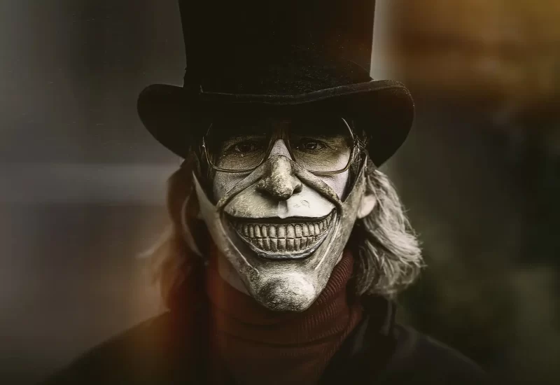 Em "O Telefone Preto", após ter sido raptado por um assassino de crianças e trancado numa cave à prova de som, Finney Shaw um menino de 13 anos começa a receber chamadas num telefone desligado das vítimas anteriores do assassino. E eles estão determinados a garantir que o que aconteceu com eles não aconteça com Finney. Com Mason Thames, Madeleine McGraw, Ethan Hawke, Jeremy Davies, E. Roger Mitchell, Troy Rudeseal, James Ransone, Miguel Mora e Rebecca Clarke.