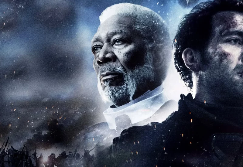 Em "Os Últimos Cavaleiros", um cavaleiro busca vingança quando seu senhor é injustamente executado por um imperador tirano. O comandante do cavaleiro Raiden recebe uma grande honra quando Bartok, seu senhor sem filhos, o nomeia como seu herdeiro. Mas sua felicidade acaba quando o maligno emissário do imperador Mott o força a decepar seu pai adotivo, e o manda com seus homens para seu castelo sem qualquer título. Mas quando o paranoico Mott procura apagar qualquer traço do clã e legado de Bartok, Raiden secretamente conspira um audacioso plano para se infiltrar nos impenetráveis fortes de Mott em busca de vingança. Com Morgan Freeman, Clive Owen, Aksel Hennie, Shohreh Aghdashloo, James Babson, Giorgio Caputo, Cliff Curtis, Hannah Rose e Tsuyoshi Ihara.