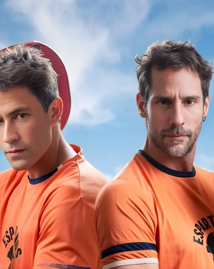 Em "Padel Nosso", Max e Pablito consideram o padel sagrado, tanto que deixam de lado suas responsabilidades familiares. Suas esposas, Helena e Soledad, cansadas da obsessão pelo esporte, proíbem o jogo. Mas a situação toma um rumo inesperado quando elas acabam caindo na mesma obsessão. O que era apenas um passatempo se transforma em uma guerra dos sexos na quadra. Com Elisa Zulueta, Tiago Correa, Gonzalo Valenzuela, Yamila Reyna, Catalina Castelblanco, Kika Silva, Alondra Valenzuela, Bastián Hidalgo, César Sepúlveda, Ignacia Allamand, Pablo Zuñiga, Tomás Leiva, Luz María Yacometti, Lonca Iribarren e Paz Bascuñán.