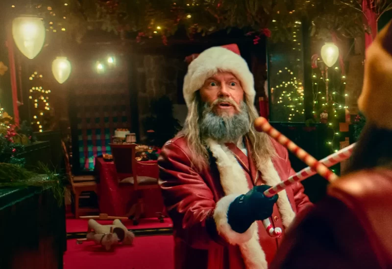 "Quem Vai Salvar o Natal? 2". Este ano, o Natal está em risco: o Papai Noel caiu nas garras de uma terrível fábrica de brinquedos, e a magia natalina está por um fio. Para restaurar a festa, Salva, um ex-ladrão determinado a se tornar um pai exemplar, une forças com seu filho adolescente e alguns ajudantes leais. Juntos, eles precisam bolar e executar um plano audacioso em uma única noite para resgatar o Noel e recuperar a essência do Natal. Repleta de ação, vilões surpreendentes, e muitas gargalhadas, esta comédia familiar continua a saga de sucesso que conquistou todas as idades. Será que esta equipe improvável conseguirá salvar o Papai Noel e garantir a celebração a tempo? Com Santiago Segura, Ernesto Sevilla, Pablo Chiapella, María Botto, Emilio Gavira, Paulina Dávila e Vadhir Derbez.