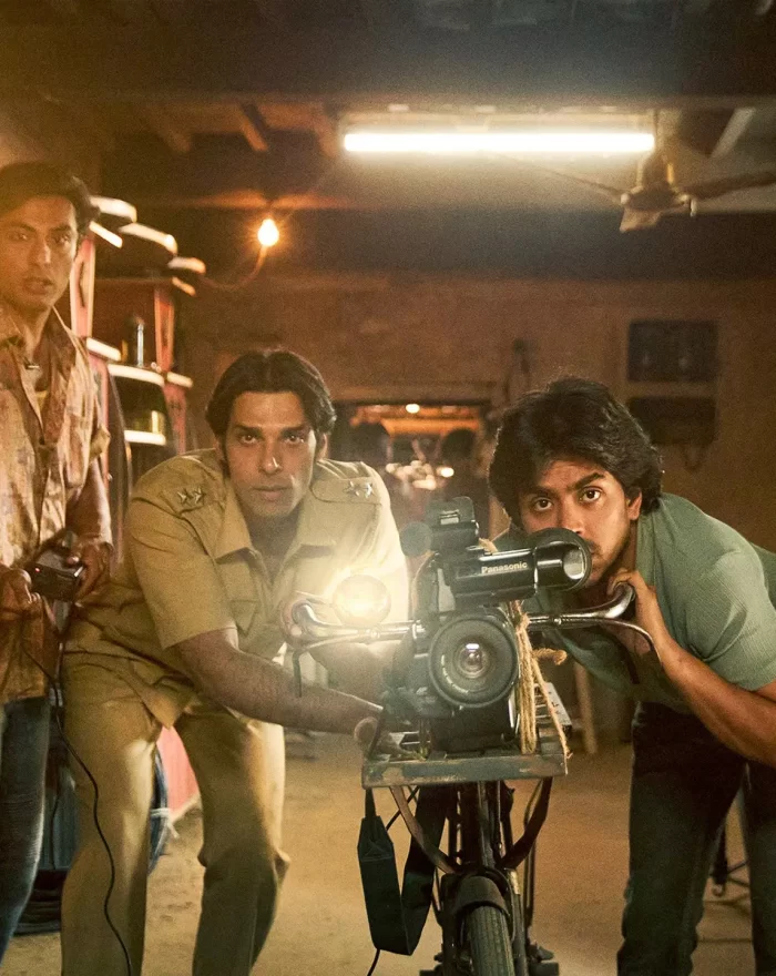 "Superboys de Malegaon". Na pequena cidade de Malegaon, onde o cinema é a única distração dos problemas diários, o cineasta amador Nasir Shaikh reúne um grupo de amigos para fazer um filme para o povo e pelo povo de Malegaon. Nesta história de amizade e produções cinematográficas, a paixão supera os orçamentos baixos, a criatividade conquista os desafios e os sonhos alimentam a esperança, dando uma nova vida à cidade. Com Adarsh Gourav, Shashank Arora, Vineet Kumar Singh, Manjiri Pupala e Muskkaan Jaferi.