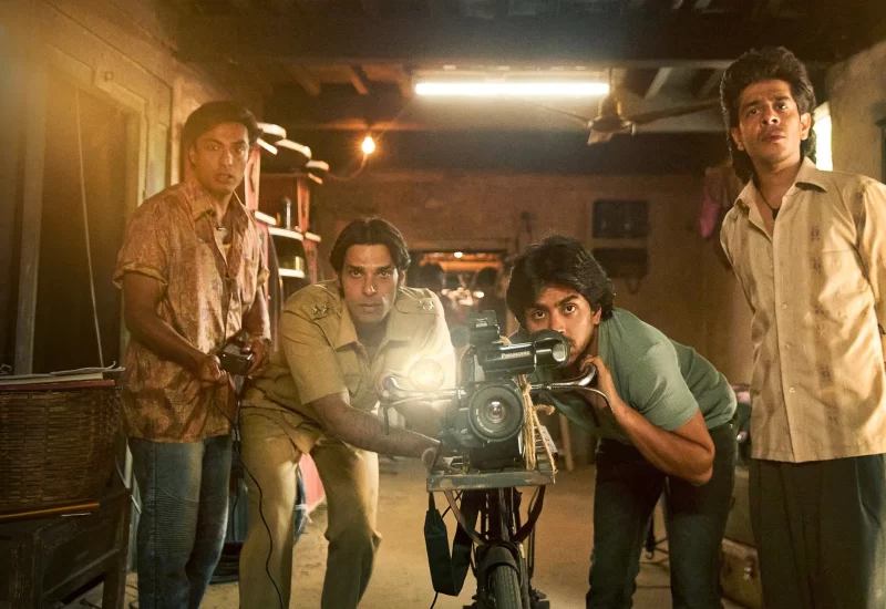 "Superboys de Malegaon". Na pequena cidade de Malegaon, onde o cinema é a única distração dos problemas diários, o cineasta amador Nasir Shaikh reúne um grupo de amigos para fazer um filme para o povo e pelo povo de Malegaon. Nesta história de amizade e produções cinematográficas, a paixão supera os orçamentos baixos, a criatividade conquista os desafios e os sonhos alimentam a esperança, dando uma nova vida à cidade. Com Adarsh Gourav, Shashank Arora, Vineet Kumar Singh, Manjiri Pupala e Muskkaan Jaferi.