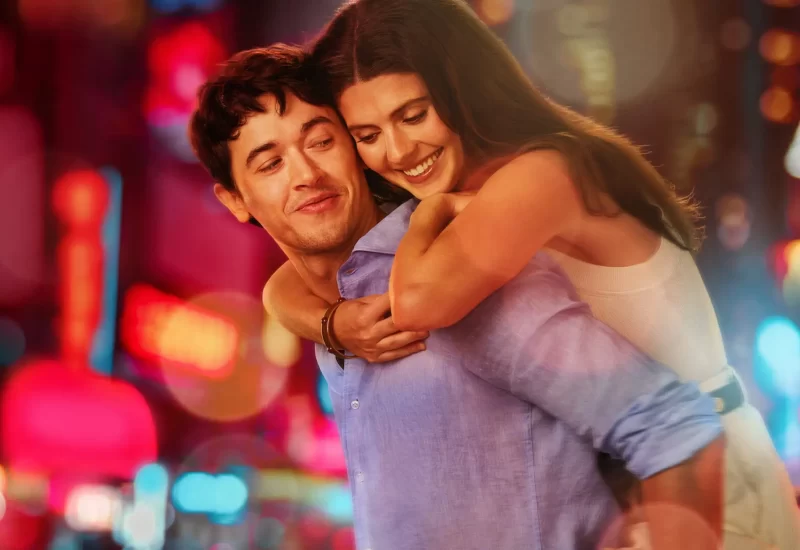 Em "De Férias com Você", Poppy é livre, leve e solta. Já Alex, planeja tudo. Depois de vários anos passando férias juntos, esses dois opostos começam a achar que são perfeitos um para o outro. Com Emily Bader, Tom Blyth, Sarah Catherine Hook, Jameela Jamil, Lucien Laviscount, Lukas Gage, Miles Heizer, Alan Ruck e Molly Shannon.