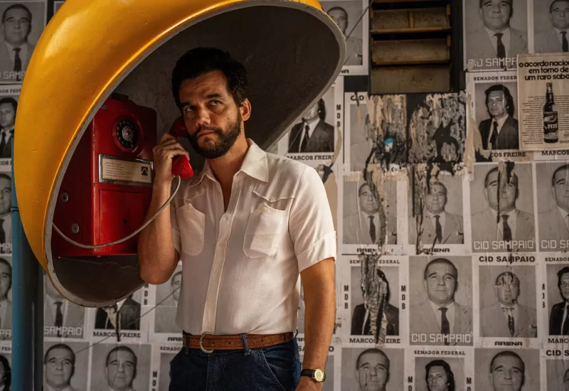 Em "O Agente Secreto", no Brasil de 1977, Marcelo, um especialista em tecnologia fugindo de um passado misterioso, volta ao Recife em busca de um pouco de paz, mas percebe que a cidade está longe de ser o refúgio que procura. Com Wagner Moura, Tânia Maria, Maria Fernanda Cândido, Gabriel Leone, Alice Carvalho e Udo Kier.