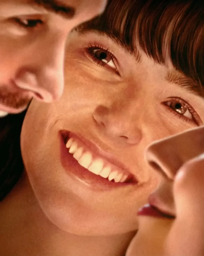 Em "Entre Nós: Uma Dose Extra de Amor", a vida de Connor muda radicalmente quando Olivia, sua paixão de longa data, o convida para um ménage à trois com a charmosa Jenny. Esse encontro inesperado evolui para um intenso relacionamento amoroso entre Connor e Olivia. No entanto, a felicidade do casal é interrompida com o repentino reaparecimento de Jenny. A presença dela destrói o romance e força os três a embarcarem em uma jornada turbulenta em direção à responsabilidade e aos desafios da vida adulta. Com Zoey Deutch, Jonah Hauer-King, Ruby Cruz, Jaboukie Young-White, Josh Segarra, Robert Longstreet, Arden Myrin, Kristin Slaysman e Allan McLeod.