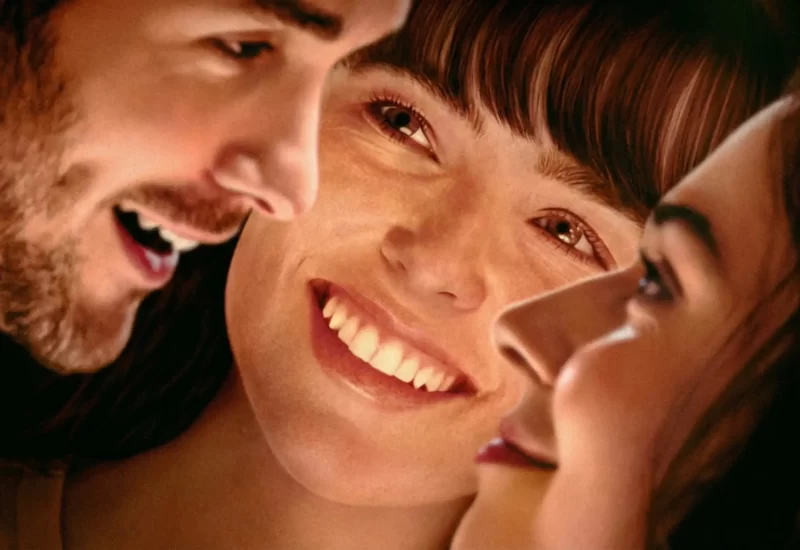 Em "Entre Nós: Uma Dose Extra de Amor", a vida de Connor muda radicalmente quando Olivia, sua paixão de longa data, o convida para um ménage à trois com a charmosa Jenny. Esse encontro inesperado evolui para um intenso relacionamento amoroso entre Connor e Olivia. No entanto, a felicidade do casal é interrompida com o repentino reaparecimento de Jenny. A presença dela destrói o romance e força os três a embarcarem em uma jornada turbulenta em direção à responsabilidade e aos desafios da vida adulta. Com Zoey Deutch, Jonah Hauer-King, Ruby Cruz, Jaboukie Young-White, Josh Segarra, Robert Longstreet, Arden Myrin, Kristin Slaysman e Allan McLeod.