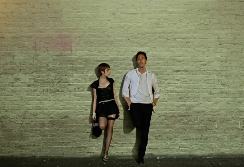 Em "O Substituto", Henry Barthes é um professor de ensino médio, que apesar de ter o dom nato para se comunicar com os jovens, só dá aulas como substituto, para não criar vínculos com ninguém. Mas quando ele é chamado para lecionar em uma escola pública, se encontra em meio à professores desmotivados e adolescentes violentos e desencantados com a vida, que só querem encontrar um apoio para substituir seus pais negligentes ou ausentes. Sofrendo uma crise familiar, Henry verá três mulheres entrando em sua vida e vai começar a perceber como ele pode fazer a diferença, mesmo que isso venha com um alto custo. Com Adrien Brody, Marcia Gay Harden, Sami Gayle, James Caan, Christina Hendricks, Lucy Liu, Blythe Danner, Tim Blake Nelson, William Petersen e Bryan Cranston.