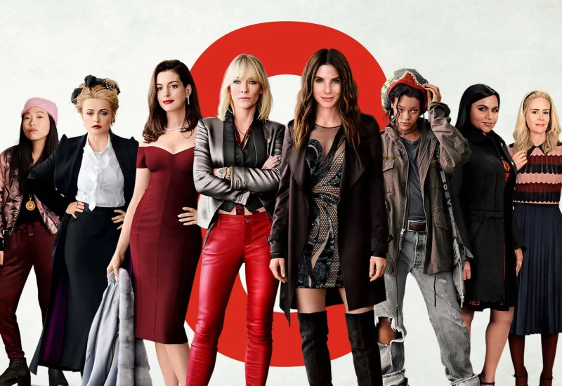 "Oito Mulheres e um Segredo". Cinco anos, oito meses, 12 dias... em contagem regressiva. Este foi o tempo que Debbie Ocean levou para preparar o maior assalto da sua vida. Ela sabe que precisará de uma equipe com as melhores do métier, a começar pela sua parceira de crimes Lou Miller. Juntas, elas recrutam um grupo de especialistas: a joalheira Amita, a vigarista Constance, a especialista em receptação Tammy, a hacker Nine Ball e a estilista Rose. O alvo é US$ 150 milhões de dólares em diamantes... diamantes que estarão no pescoço da atriz mundialmente famosa Daphne Kluger, na grande atração no evento do ano, o Met Gala. O plano é sólido como uma rocha, mas tudo precisará ser perfeito para a equipe conseguir entrar e escapar com os diamantes. Tudo absolutamente à vista. Com Sandra Bullock, Cate Blanchett, Anne Hathaway, Helena Bonham Carter, Mindy Kaling, Robyn Fenty, Elliott Gould, Richard Armitage, Dakota Fanning, Awkwafina, Sarah Paulson e James Corden.