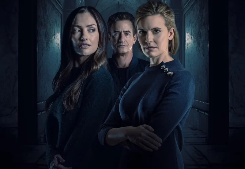 Em "A Casa do Engano", Cass vive com o marido em uma antiga mansão inglesa e, numa noite chuvosa, vê uma mulher parada na beira da estrada. No dia seguinte, a mulher é encontrada morta, e Cass começa a ser assombrada por fenômenos inexplicáveis. Vozes misteriosas no telefone, apagões de memória e o medo constante de estar enlouquecendo a fazem duvidar da própria realidade. Enquanto a polícia investiga e os vizinhos desconfiam, Cass descobre segredos sombrios enterrados no passado daquela casa e percebe que sua vida pode estar em perigo. Com Minka Kelly, Dermot Mulroney, Maggie Grace, Alan Calton, Sally Blouet, Judah Cousin, Joanne Gray, Kris Johnson, Natalie Simpson e Edward Baker-Duly.