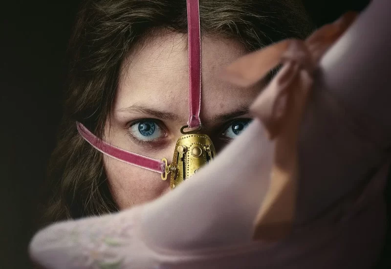 Em "A Meia-Irmã Feia", Elvira, meia-irmã de Cinderela, vive com a família em um poderoso reino onde poucas coisas são tão importantes quanto a beleza. Ela recorre a medidas extremas para cativar o príncipe, em meio a uma competição implacável pela perfeição física. Com Lea Myren, Ane Dahl Torp, Thea Sofie Loch Næss, Flo Fagerli, Isac Calmroth, Malte Gårdinger, Ralph Carlsson, Cecilia Forss e Katarzyna Herman.