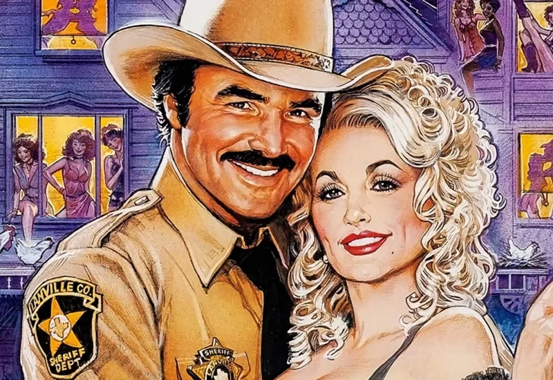 "A Melhor Casa Suspeita do Texas" documenta através de música e dança vigorosas uma nova lenda do Texas que agora se junta ao Alamo como uma instituição histórica imortalizada em narrativa, música, livro, peça teatral e cinema. O fechamento do Chicken Ranch da vida real inspirou a peça musical e, agora, a versão para a telona é protagonizada por Burt Reynolds como o xerife Ed Earl Dodd e por Dolly Parton como a proprietária do Chicken Ranch, Miss Mona. Os dois se unem não apenas em um romance, mas para lutar contra o pregador de TV da cidade grande, Melvin P. Thorpe, em seus esforços para transformar o Checken Ranch em um escândalo público e conseguir fechá-lo. Com Burt Reynolds, Dolly Parton, Dom DeLuise, Charles Durning, Jim Nabors, Robert Mandan, Lois Nettleton, Noah Beery Jr., e Theresa Merritt.