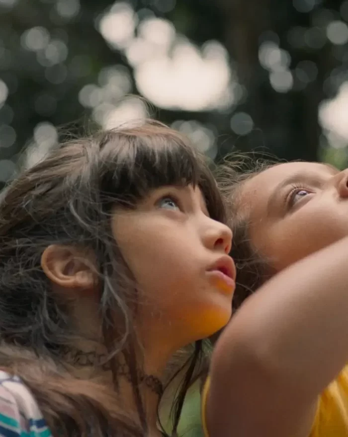 Em "A Natureza das Coisas Invisíveis", Glória tem 10 anos e passa as férias no hospital onde sua mãe trabalha como enfermeira. Lá ela conhece Sofia, uma menina que está convencida de que a piora na saúde da bisavó é causada pela internação no hospital. Unidas pelo desejo de sair dali, as crianças encontram conforto na companhia uma da outra. Quando a partida se torna inevitável, as meninas e suas mães seguem para um refúgio no interior do Goiás para passar os últimos dias de um verão inesquecível. Com Camila Márdila e Aline Marta Maia.