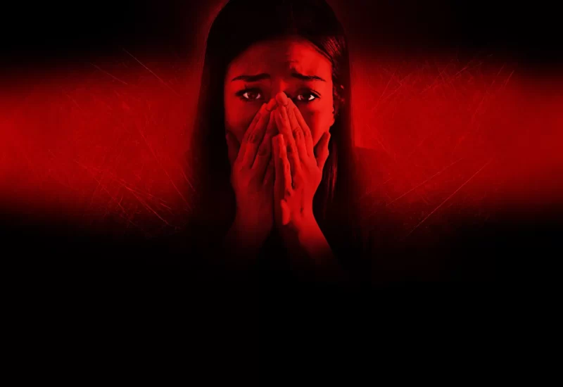 Em "A Trilha", Milla Jovovich, Steve Zahn, Timothy Olyphant e Chris Hemsworth estrelam este thriller em que as férias de vários casais no Havaí se tornam um pesadelo quando descobrem que dois psicopatas estão perseguindo e matando turistas nas ilhas. Com Kiele Sanchez, Marley Shelton, Holt McCallany, Anthony Ruivivar e Dale Dickey.