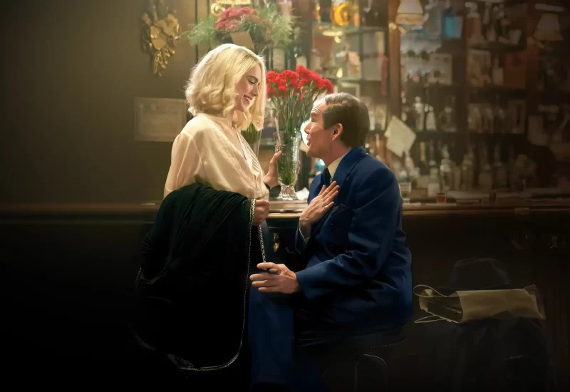 Em "Blue Moon: Música e Solidão", na noite de 31 de março de 1943, o lendário letrista Lorenz Hart confronta sua autoconfiança abalada no bar Sardi's, enquanto seu antigo colaborador Richard Rodgers comemora a estreia de seu inovador musical de sucesso, "Oklahoma!". Com Ethan Hawke, Margaret Qualley, Bobby Cannavale, Andrew Scott, Jonah Lees, Simon Delaney, Patrick Kennedy, Giles Surridge e John Doran.