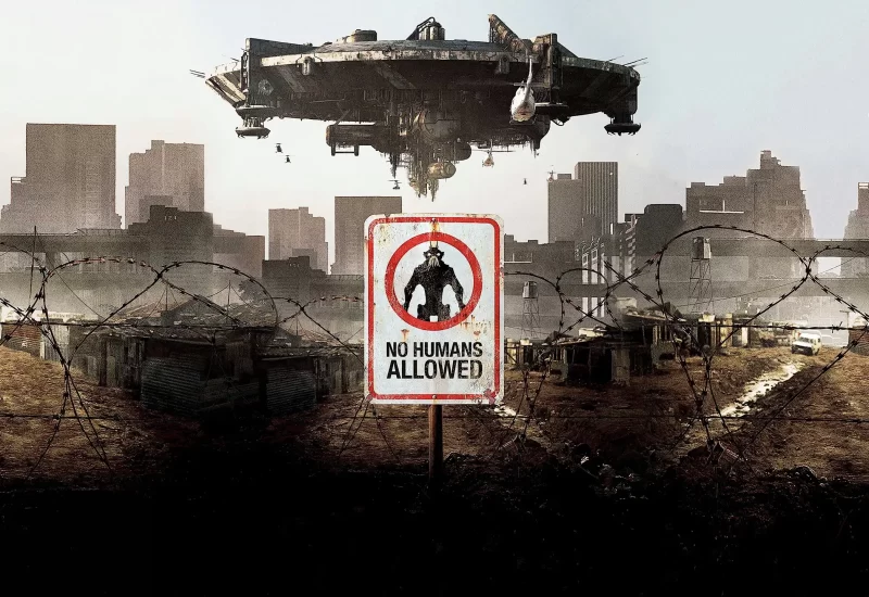 Em "Distrito 9", há 30 anos alienígenas chegam à Terra em busca de refúgio, pois seu planeta estava morrendo. Eles passam a viver separados dos humanos em uma área chamada Distrito 9, na África do Sul, comandada pela multinacional United, que não se importa com o bem-estar dos alienígenas, mas que está disposta a tudo para dominar a tecnologia que eles possuem. Quando um agente em campo contrai um vírus que altera o seu DNA, o Distrito 9 passa a ser o único lugar em que ele pode se esconder. Com Sharlto Copley, Jason Cope, David James, Vanessa Haywood, Mandla Gaduka, Kenneth Nkosi, Eugene Khumbanyiwa, Louis Minnaar e William Allen Young.