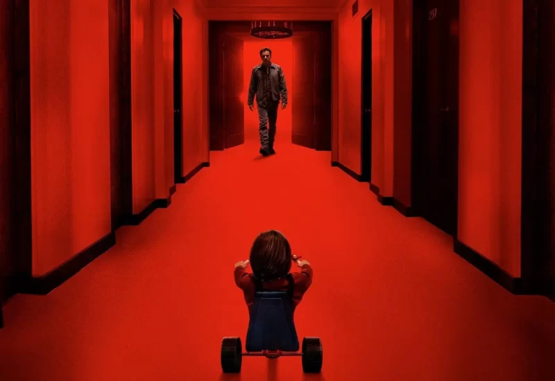 Em "Doutor Sono", na infância, Danny Torrance sobreviveu a uma tentativa de homicídio por parte do pai, um escritor perturbado pelos espíritos malignos do Hotel Overlook. Já adulto, traumatizado e alcoólatra. Danny se estabelece em uma pequena cidade, onde consegue um emprego no hospital local. Sua paz, porém, está com os dias contados a partir de quando cria um vínculo telepático com Abra, uma menina com poderes tão fortes quanto aqueles que ele bloqueia dentro de si. Com Ewan McGregor, Rebecca Ferguson, Kyliegh Curran, Cliff Curtis, Zahn McClarnon e Emily Alyn Lind.