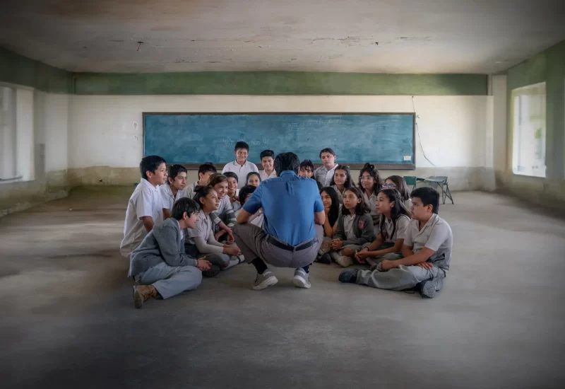 Em "Ensinamentos de Um Professor", um professor numa cidade fronteiriça mexicana vítima de negligência, corrupção e violência, tenta um novo método radical para desbloquear a curiosidade, o potencial dos seus alunos - e talvez até a sua genialidade. Com Eugenio Derbez, Daniel Haddad, Jennifer Trejo, Mia Fernanda Solis, Danilo Guardiola e Gilberto Barraza.