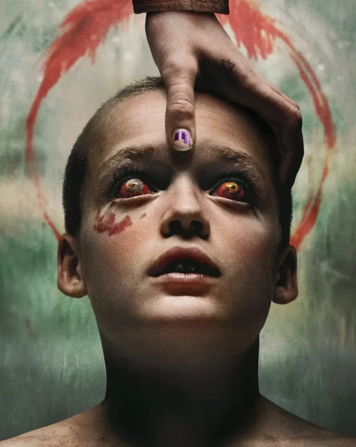 Em "Faça Ela Voltar", dois meios-irmãos, Andy e Piper, têm suas vidas viradas de cabeça para baixo após encontrarem o pai morto no banheiro, o que os leva a um lar adotivo. Eles são alocados para a casa de Laura, uma conselheira pedagógica excêntrica que se torna sua nova guardiã, e que também adota um jovem mudo chamado Oliver. Longe da cidade grande, o imóvel onde os irmãos passam a viver esconde segredos sinistros. A descoberta de um ritual aterrorizante nesse local ameaça destruir para sempre o vínculo entre Andy e Piper, transformando a relação fraterna em uma dor profunda. Com Billy Barratt, Sally Hawkins, Mischa Heywood, Jonah Wren Phillips, Stephen Phillips, Sally-Anne Upton, Sora Wong e Kathryn Adams.