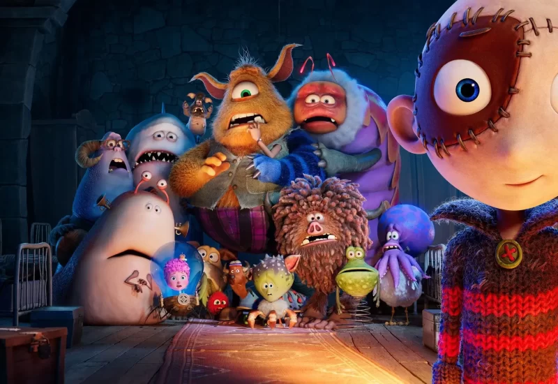 Em "Frankie e os Monstros", em seu laboratório no castelo, um professor dá vida (ou quase isso) a suas monstruosas criações, apenas para logo esquecê-las. Stitch Head, sua primeira criação, obedece a todas as ordens do mestre, mas nunca recebe reconhecimento ou carinho. Tudo muda quando um Show de Horrores chega à cidade. O dono do espetáculo visita o castelo em busca de Stitch Head, prometendo-lhe tudo o que ele sempre sonhou: fama, fortuna e amor.