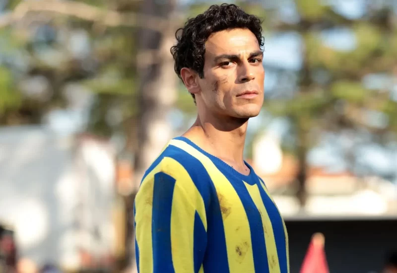 Em "Lefter: O Professor", um prodígio do futebol alcança o estrelato, lidando com preconceito e conflitos internos em sua jornada rumo à grandiosidade. Baseado na vida de Lefter, lenda turca. Com Erdem Kaynarca, Aslıhan Malbora, Deniz Işın, Aslihan Gurbuz, Halit Ergenç, Taner Barlas, Hamdi Alkan, Bora Akkaş e Engin Alkan.