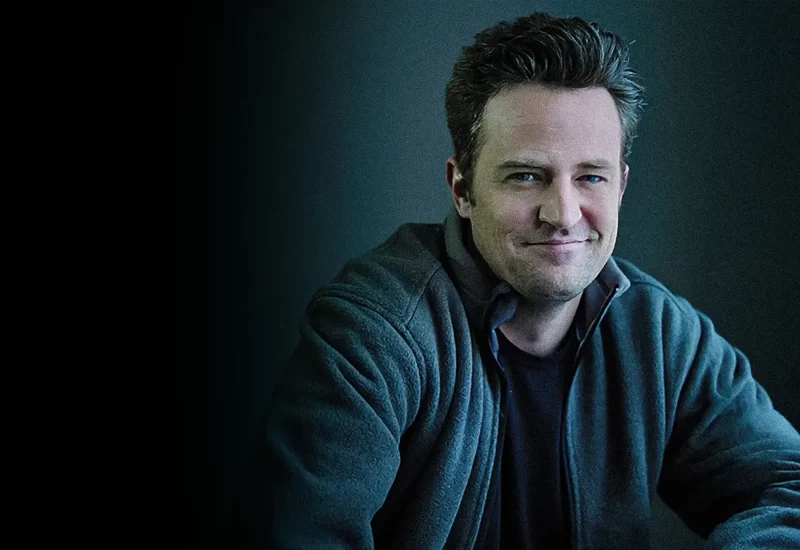 "Matthew Perry: Uma Tragédia de Hollywood". O documentário examina a morte de Matthew Perry e as acusações criminais contra cinco pessoas, incluindo dois médicos e uma mulher conhecida como a "rainha da cetamina" de Hollywood.