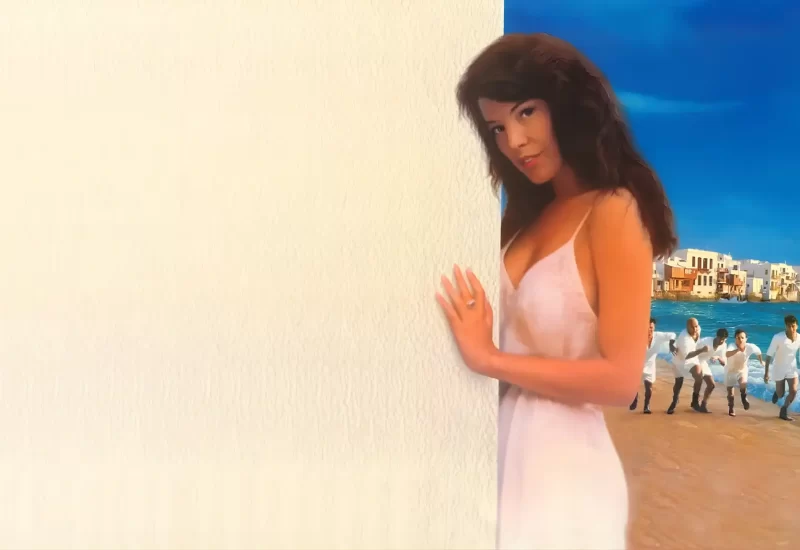 Em "Mediterrâneo", durante a II Grande Guerra, com a missão de defender o lugar contra uma possível invasão inimiga, um punhado de soldados é deixado numa pequena ilha do mar da Grécia. Mas, o vilarejo parece abandonado e como não tem nenhum único inimigo a vista os soldados aproveitam o tempo para relaxar um pouco. Porém, a ilha não está deserta e quando os habitantes do local percebem que os soldados italianos são inofensivos, saem de seus esconderijos nas montanhas para dar sequência a suas pacíficas vidas. Portanto, logo os soldados descobrem que serem deixados para trás em uma paradisíaca ilha grega esquecida por Deus, não é uma coisa tão ruim assim. Com Diego Abatantuono, Claudio Bigagli, Giuseppe Cederna, Claudio Bisio, Gigio Alberti, Ugo Conti, Memo Dini, Vasco Mirandola e Luigi Montini.