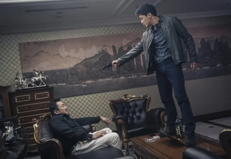 Em "O Gângster, o Policial e o Diabo", depois de sobreviver a um ataque violento, um gângster da Coreia do Sul descobre que foi vítima de um serial killer. Para se vingar e recuperar seu prestígio, ele une forças com um policial violento. Com Ma Dong-seok, Kim Moo-yul, Kim Sung-kyu, Heo Dong-won, You Chea-myung, Lee Seo-hwan, Oh Hee-jun, Kim Gyu-ri e Yoo Seung-mok.