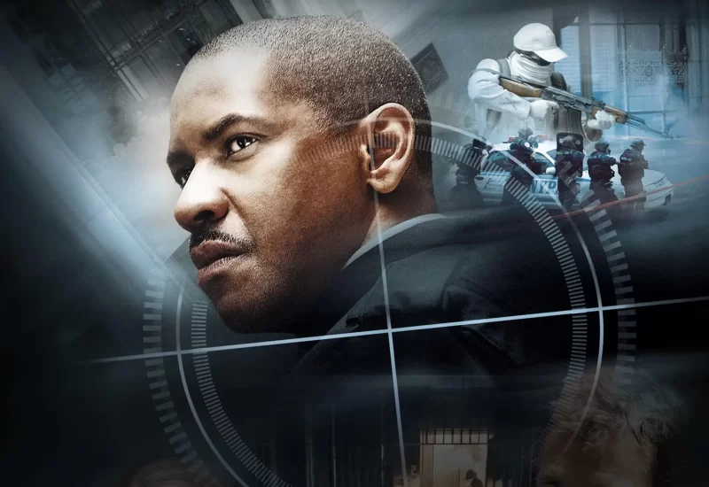 Em "O Plano Perfeito", assaltantes vestidos com uniformes de pintor invadem um movimentado banco em Nova York e fazem reféns. A polícia chega ao local esperando resolver a situação rapidamente, mas os detetives Frazier e Mitchell se surpreendem com a inteligência e a frieza do líder dos bandidos, Dalton Russell, que parece estar sempre um passo à frente das ações da polícia. Com Denzel Washington, Clive Owen, Jodie Foster, Christopher Plummer, Willem Dafoe, Chiwetel Ejiofor, Carlos Andrés Gómez, Kim Director e James Ransone.