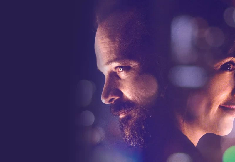 Em "O Som do Silêncio", em Nova York, um técnico faz sucesso com um novo sistema capaz de alterar os sons nas casas das pessoas para que estejam de acordo com o humor dos habitantes. Acostumado a lidar com dezenas de pessoas diferentes, sua vida muda quando ele conhece uma cliente com um problema aparentemente impossível de resolver. Com Peter Sarsgaard, Rashida Jones, Tony Revolori, Austin Pendleton, Kate Lyn Sheil, Bruce Altman, Tina Benko e Adit Dileep.