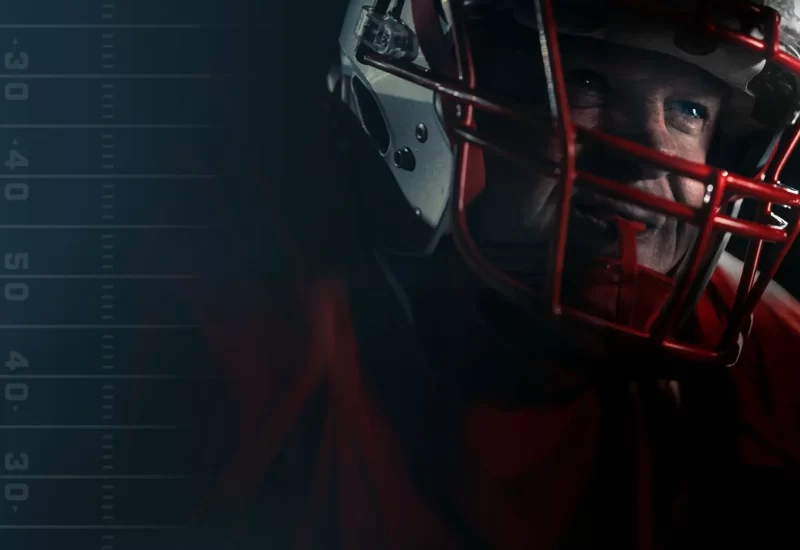 Em "O Veterano", aos 59 anos, Mike Flynt talvez já não tenha idade para estar em um campo de futebol universitário, mas ainda sente o peso do que deixou para trás. Quase quarenta anos depois, ele volta à universidade onde tudo começou para encarar o golpe que mudou sua vida. Machucado, desacreditado e à beira de desistir, ele tenta jogar mais uma vez. Não pela fama, mas pelos amigos que perdeu, pela família que feriu e pelo final que sempre acreditou que ainda podia alcançar. Com Michael Chiklis, Mary Stuart Masterson, Brandon Flynn, Rob Corddry, Todd Terry, Terayle Hill, Steve Mokate, Gail Cronauer e Major Dodge.