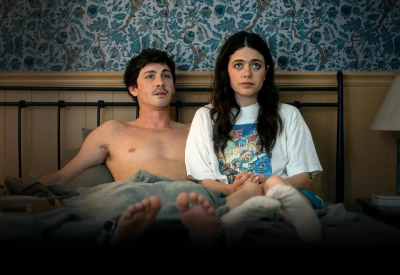 "Oi, Sumido!" acompanha Iris e Isaac, um casal que está junto há poucos meses e decide fazer sua primeira viagem romântica de fim de semana para um chalé isolado. O início é leve e carinhoso, mas a viagem toma um rumo inesperado quando Iris descobre que Isaac não vê o relacionamento com o mesmo nível de compromisso que ela imaginava, o que abala profundamente suas expectativas e sentimentos. A partir dessa revelação, a situação sai do controle e o filme transforma o conflito amoroso em uma comédia romântica com humor sombrio, marcada por decisões impulsivas, diálogos tensos e situações absurdas. A história explora temas como comunicação falha, idealização do amor e a dificuldade de alinhar expectativas nos relacionamentos modernos, levando Iris a um processo doloroso — e necessário — de amadurecimento emocional. Com Molly Gordon, Logan Lerman, Geraldine Viswanathan, John Reynolds, David Cross, Polly Draper, Desmin Borges, Jimmy Gary Jr. e Diana Irvine.