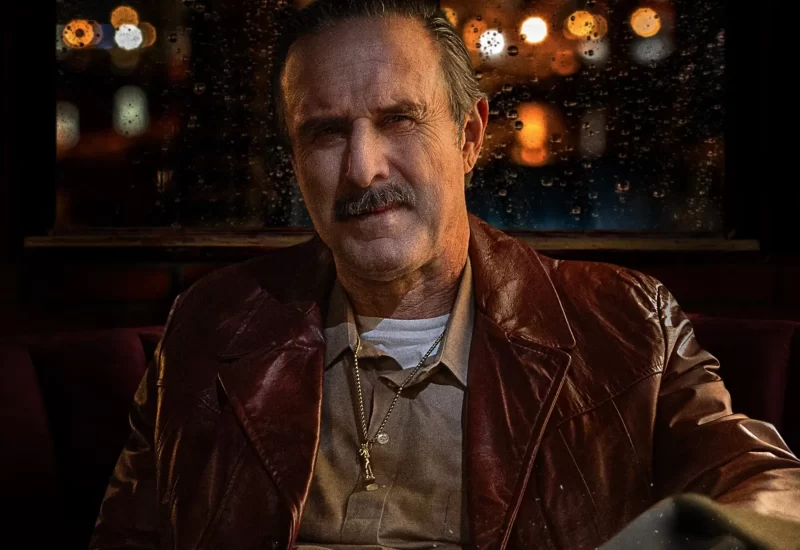 Em "Policiais da Máfia", um policial aposentado escreve um livro sobre a ligação de sua família com a máfia, dando início a uma guerra entre os policiais corruptos que trabalham para o crime organizado e os policiais que lutam pela justiça. Com David Arquette, Danny A. Abeckaser, Nathaniel Buzolic, Kevin Connolly, Lynn Adrianna Freedman, Kyle Stefanski, Leila Ben Khalifa, Graham Sibley, Jeffrey Vincent Parise, Jeremy Luke, Joseph Russo, Bo Dietl, Rick Salomon, Lorenzo Antonucci, Montana Tucker, Jesse Erwin e Emelina Adams.