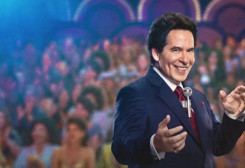 Em "Silvio Santos Vem Aí", em 1989, Silvio Santos surpreende o Brasil ao entrar na corrida presidencial. A jornalista Marília é enviada para acompanhá-lo e desvendar quem é o homem por trás do mito. O que começa como uma investigação se transforma em um jogo de poder e revelações que mudam os dois para sempre. Com Leandro Hassum, Manu Gavassi, Marcelo Laham, Regiane Alves, Vanessa Giácomo, Gabriel Godoy, Hugo Bonemer, Guilherme Dourado e César Marchetti.