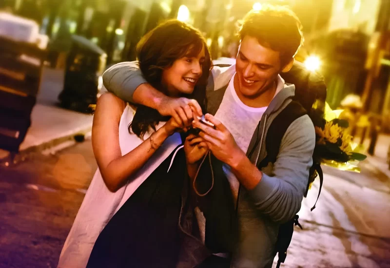 Em "Simplesmente Acontece", os jovens britânicos Rosie e Alex são amigos inseparáveis desde a infância, experimentando juntos as dificuldades amorosas, familiares e escolares. Embora exista uma atração entre eles, os dois mantêm a amizade acima de tudo. Um dia, Alex decide aceitar um convite para estudar medicina em Harvard, nos Estados Unidos. A distância entre eles faz com que nasçam os primeiros segredos, enquanto cada um encontra outros namorados e namoradas. Mas o destino continua atraindo Rosie e Alex um ao outro. Com Lily Collins, Sam Claflin, Christian Cooke, Tamsin Egerton, Suki Waterhouse, Jaime Winstone, Art Parkinson, Jamie Beamish e Lorcan Cranitch.