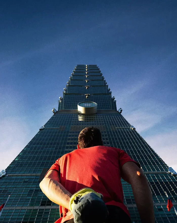 Em "Skyscraper Live", sem cordas e sem medo, a lenda Alex Honnold arrisca tudo para escalar um dos arranha-céus mais altos do mundo. Um evento transmitido ao vivo direto de Taipé, Taiwan.