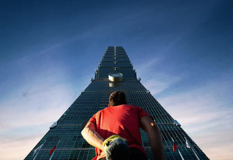 Em "Skyscraper Live", sem cordas e sem medo, a lenda Alex Honnold arrisca tudo para escalar um dos arranha-céus mais altos do mundo. Um evento transmitido ao vivo direto de Taipé, Taiwan.