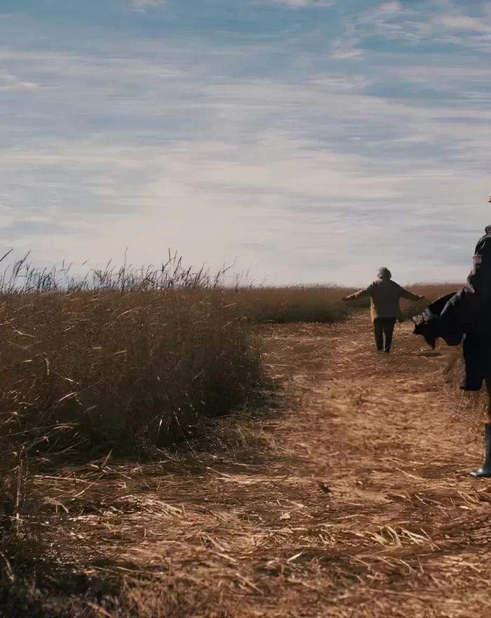 Em "Um Dia Extraordinário", a rotina da jovem agricultora Moira é abalada pela aparição de um agroglifo em sua pequena fazenda, onde vive com Ivete, sua mãe octogenária fascinada pelo universo extraterrestre. O evento desperta a curiosidade da vizinhança e provoca o inesperado reencontro com a irmã Cecília e o irmão Maurício, forçando o enfrentamento tanto da distância que cresceu entre a família quanto do inevitável envelhecimento da matriarca. Com Paula Braun, Alana Bortolini, Margarida Baird, Valdir Grillo, Emilly Vicente e Andres Freitas.