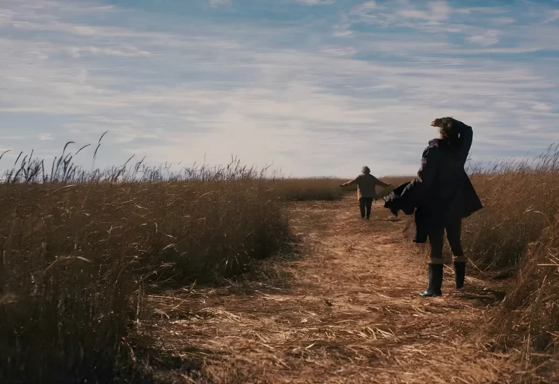 Em "Um Dia Extraordinário", a rotina da jovem agricultora Moira é abalada pela aparição de um agroglifo em sua pequena fazenda, onde vive com Ivete, sua mãe octogenária fascinada pelo universo extraterrestre. O evento desperta a curiosidade da vizinhança e provoca o inesperado reencontro com a irmã Cecília e o irmão Maurício, forçando o enfrentamento tanto da distância que cresceu entre a família quanto do inevitável envelhecimento da matriarca. Com Paula Braun, Alana Bortolini, Margarida Baird, Valdir Grillo, Emilly Vicente e Andres Freitas.