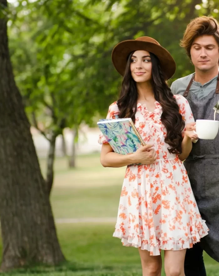 Em "Um Homem Perfeito", quando uma escritora de romances se apaixona por seu garçom, ela se vê em conflito. Vale a pena se comprometer com um relacionamento e perder um amigo e possivelmente seu emprego? Com Sierra Reid, Tanner Gillman, Weixin Le, Charla Bocchicchio, Rachel B. Davis e Kaden Caldwell.