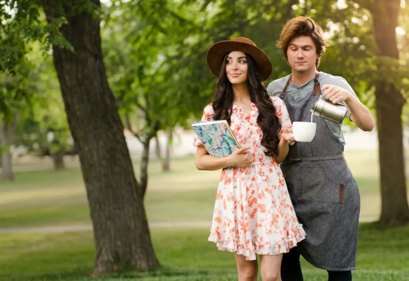 Em "Um Homem Perfeito", quando uma escritora de romances se apaixona por seu garçom, ela se vê em conflito. Vale a pena se comprometer com um relacionamento e perder um amigo e possivelmente seu emprego? Com Sierra Reid, Tanner Gillman, Weixin Le, Charla Bocchicchio, Rachel B. Davis e Kaden Caldwell.