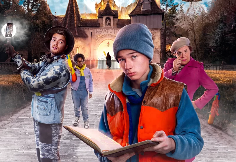 Em "Um Mundo Encantado 2", a aventura continua no parque temático Efteling. Teun, funcionário dedicado, é designado para cuidar de Jamie, filha da diretora Indra. A tranquilidade do parque é abalada quando Cor, o segurança noturno, é surpreendido por um fantasma portando uma espada em chamas. Céticos quanto à existência de fantasmas, Teun e Jamie encontram um antigo livro de contos de fadas que pertencia ao avô de Teun, onde descobrem a lenda do - Homem em Chamas -. Determinados a resolver o mistério, eles se unem ao famoso caçador de fantasmas e estrela do YouTube, Ronny Ruygh, e à espirituosa tia Ada. Juntos, exploram os segredos ocultos do parque após o expediente, questionando se estão lidando com fenômenos sobrenaturais ou se há explicações mais racionais por trás das estranhas ocorrências. Com Levi Otto, Manoushka Zeegelaar-Breeveld, Frederik Brom, Edo Brunner, Clara Cleymans, Raymonde de Kuyper e Buddy Vedder.