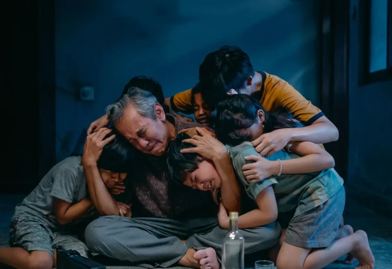 "Uma Carta à Minha Juventude" conta a história de um jovem rebelde que vive em um orfanato e de um monitor reservado que trabalham para superar traumas do passado. Após um primeiro encontro difícil, os dois desenvolvem uma amizade sincera e um vínculo profundo, onde as experiências da juventude se tornam o combustível para a cura na fase adulta. A narrativa, contada na perspectiva de Kefas (o jovem), explora memórias inesquecíveis durante sua visita à instituição anos depois. Com Millo Taslim, Cleo Haura, Aqila Herby, Jordan Omar, Halim Latuconsina, Diandra Salsabila Lubis, Fendy Chow, Agla Artalidia e Wilza Lubis.