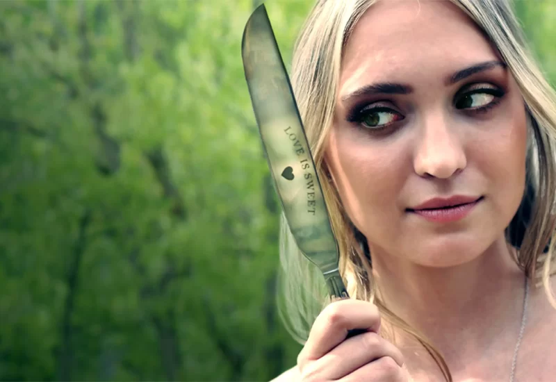 Em "Véu, Grinalda e Sangue", Jasmine está convencida de que algo está errado com Grace, a noiva de seu irmão Carlos, quando descobre que eles se conheceram em um clube de strip-tease e irão se casar em uma semana. Então, Jasmine decide investigar a noiva e seu passado, colocando sua própria vida em risco, já que Grace não tem medo de eliminar quem possa ameaçar sua felicidade. Com Erin Pineda, Ashlee Füss, Fernando Belo, Bertila Damas, Shakirah DeMesier, Jennifer Christa Palmer, Emiliano Díez, Aaron Goldenberg e Michelle Pokopac.