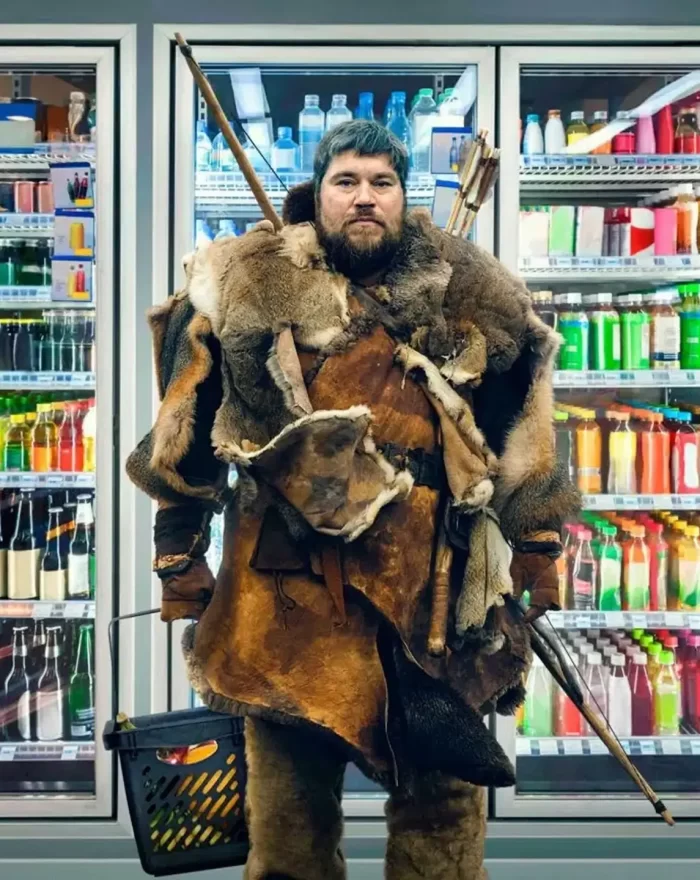 Em "Viking de Mentira", em uma tentativa desesperada de curar sua crise de meia-idade, Martin fugiu de sua família para viver no alto das montanhas norueguesas. Caçando e coletando como seus ancestrais faziam milhares de anos atrás. Com Rasmus Bjerg, Zaki Youssef, Bjørn Sundquist, Sofie Gråbøl, Marco Ilsø, Tommy Karlsen e Rune Temte.