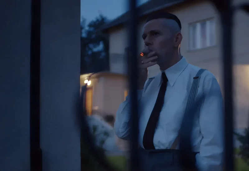 Em "Zona de Interesse", o comandante Rudolf Höss e sua esposa Hedwig, desfrutam de uma vida aparentemente comum em uma casa com um belo jardim. Mas, por trás da fachada de tranquilidade, a família feliz vive, na verdade, ao lado do campo de concentração de Auschwitz. O dia a dia destes personagens se desenrola entre os gritos abafados de desespero de um genocídio do qual eles tem as mãos manchadas de sangue. Com Christian Friedel, Sandra Hüller, Luis Noah Witte, Nele Ahrensmeier, Lilli Falk e Johann Karthaus.